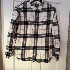 American Eagle Black and White Plaid Button-Up Shirt Small